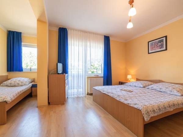 Pokoj 3-os.z aneksem kuchennym.