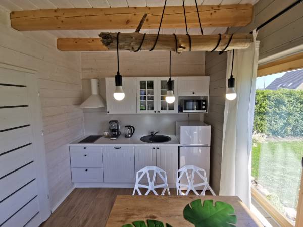 Domki - kuchnia i część jadalni