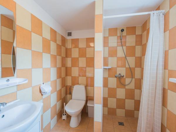 Łazienka małego pokoju na parterze