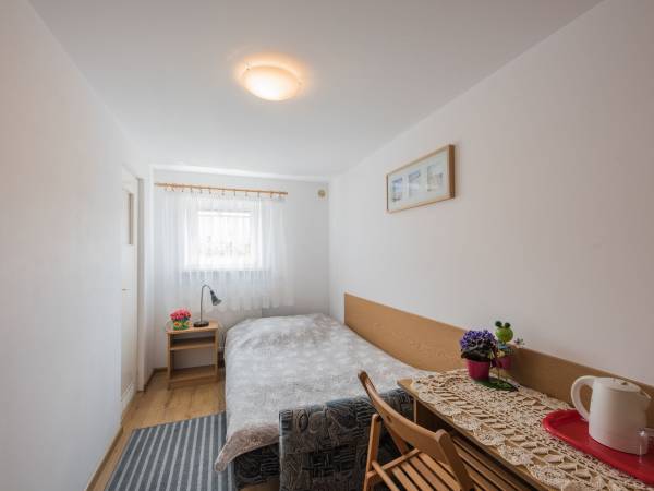 Mały pokój 2 os. z łazienką, parter