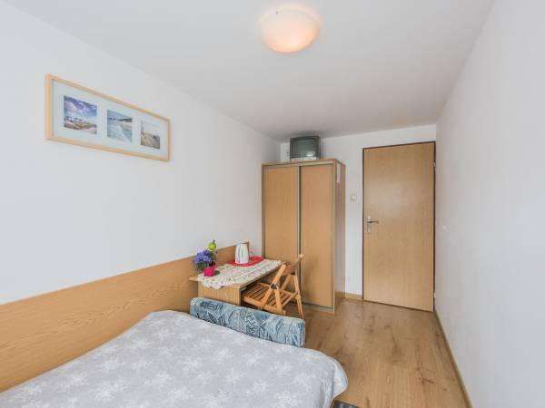 Mały pokój 2 os. z łazienką, parter