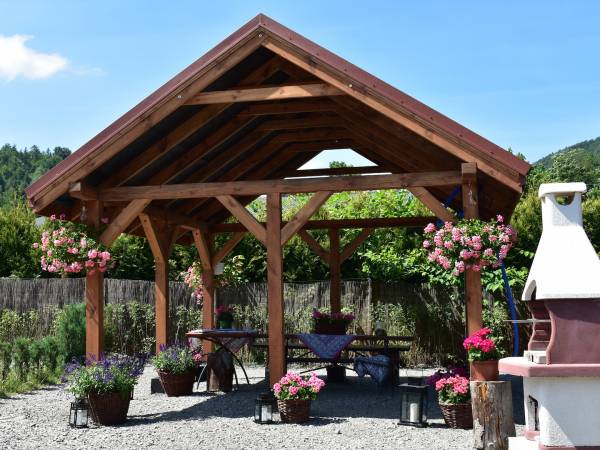 Wiata grillowa i kominek grillowy