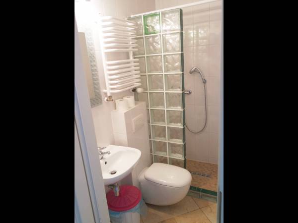 Łazienka w pokoju dwuosobowym