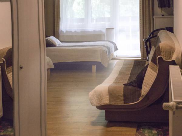 Pokój 4os. na 1 piętrze nr.5 z balkonem, w pokoju łóżko pojedyncze i podwójne i rozkładana kanapa.