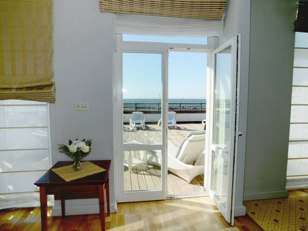 Pokój z tarasem i widokiem na morze