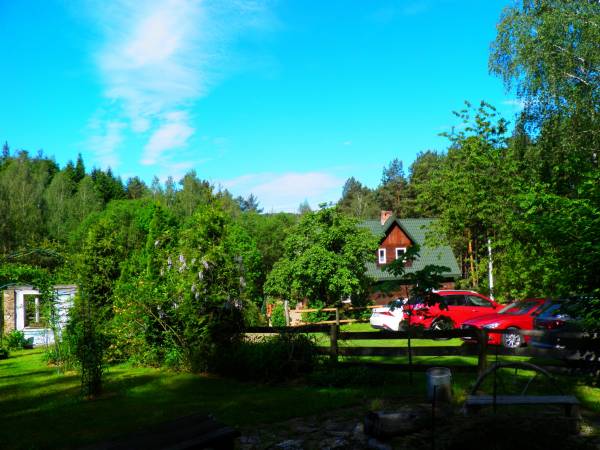 widok na dom i parking