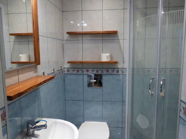 łazienka niebiesko beżowa