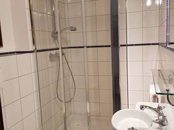 Na Skarpie-łazienka pokoju 3 osobowego