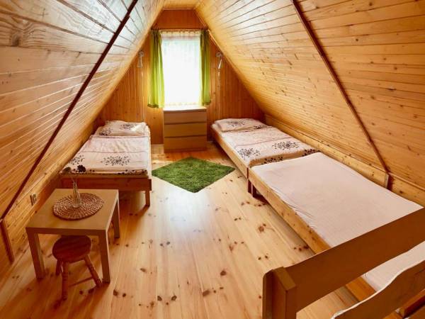 Sypialnia na poddaszu domku letniskowego