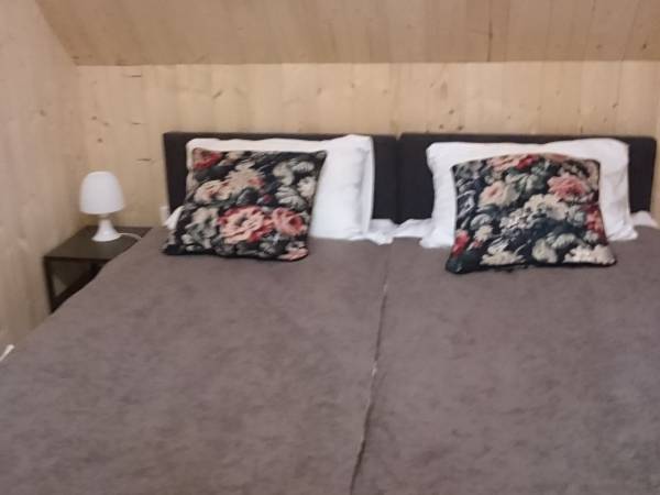 sypialnia 4-os na górze +2 łóżka pojedyńcze