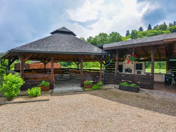 Biesiadnik z miejscem na ognisko i grila