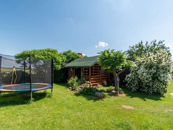 Trampolina zabezpieczona siatką