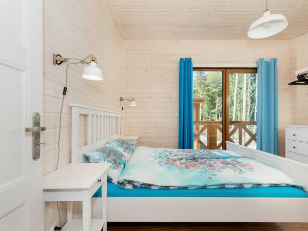 sypialnia z balkonem