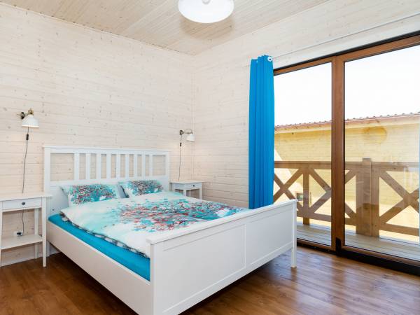 sypialnia z balkonem