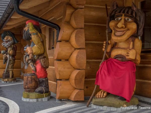 rzeźby przy restauracji