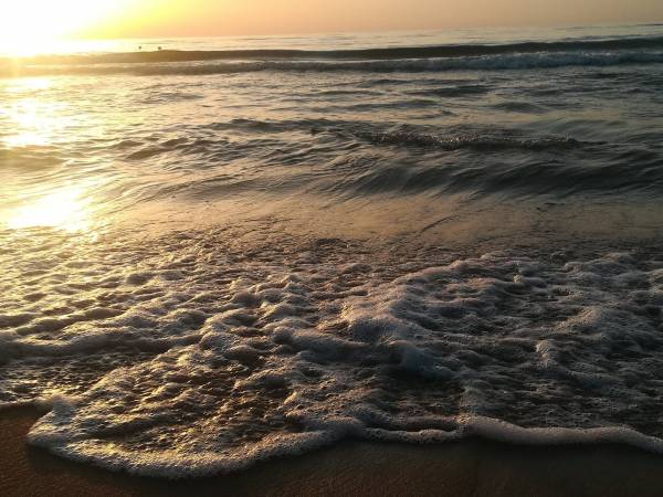 Plaża jest doskonała do wygrzewania się w słońcu i spacerów przy zachodzie słońca.