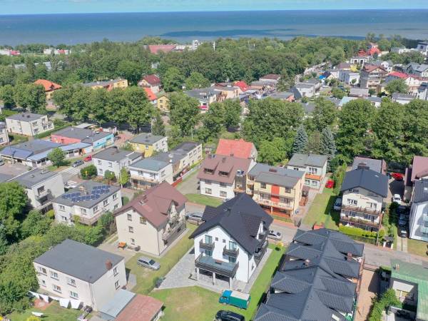 Widok na budynek "z lotu ptaka" w tle widać morze