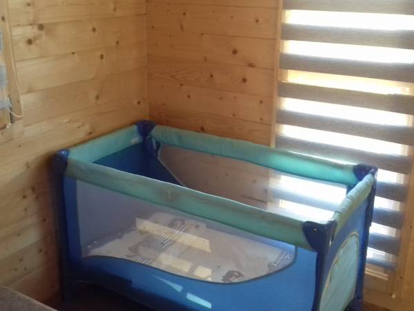 Możliwość dostawienia łóżeczka turystycznego.