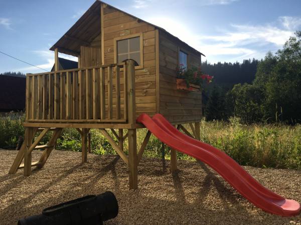 Placyk zabaw - domek drewniany