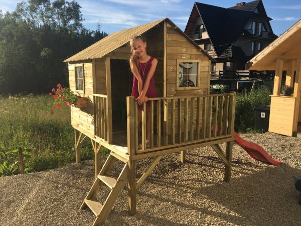 Placyk zabaw - domek drewniany