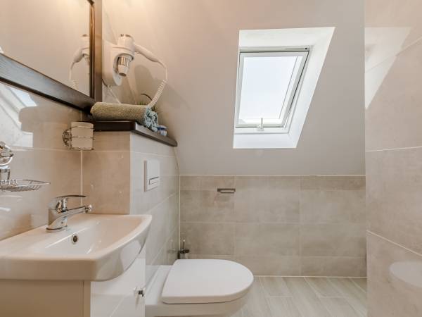 łazienka na piętrze w domku 12 osobowym