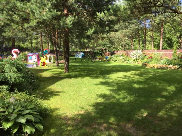 Duży ogród z placem zabaw