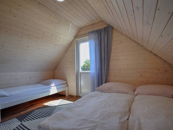 Sypialnia z wyjściem na balkon