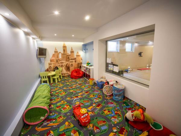 Z myślą o najmłodszych i ich potrzebach, stworzyliśmy specjalnie dla nich przeznaczoną salę zabaw.