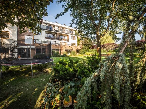 Dbamy o najwyższą jakość i przestrzenie wspólne. Dysponujemy pięknym ogrodem.