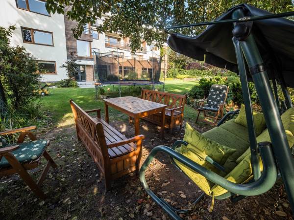 W ogrodzie są przygotowane miejsca do wypoczynku.