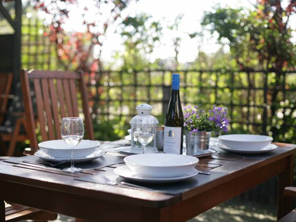 Wspólne posiłki w ogrodzie to czas wyciszenia i czasu w gronie najbliższych.