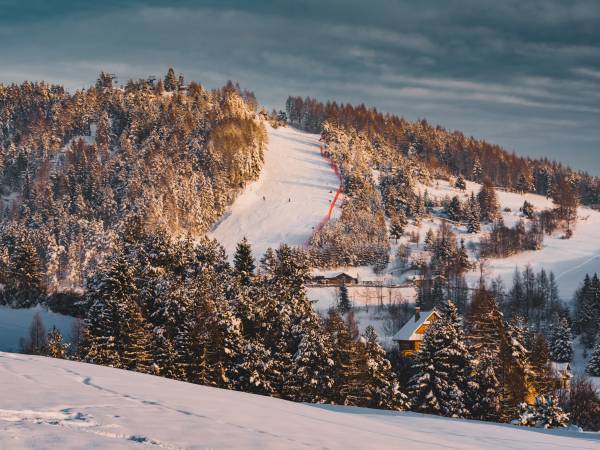 widok sprzed domku na stok narciarski Czorsztyn-Ski