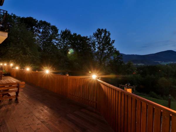 Taras zewnętrzny dla apartamentów z widokiem na gory