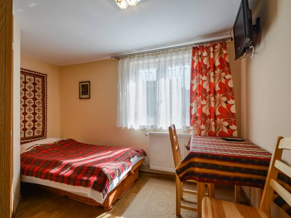 Pokój jednoosobowy na parterze( okno wychodzące na podworko)