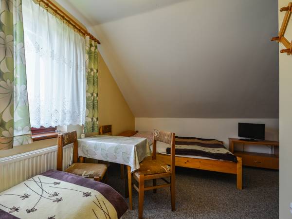 pokój 3-osobowy z łazienką i z dotępem do aneksu kuchennego