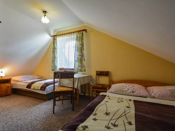 pokój 3-osobowy z łazienką i dostępem do] aneksu kuchennego