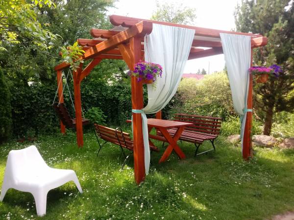 pawlon wypoczynkowy w ogrodzie