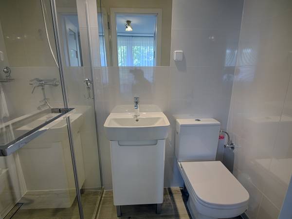 łazienka pokoju 4 osobowego