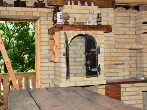 Jeszcze tylko rozpalimy w kominku i można rozpocząć grillowanie