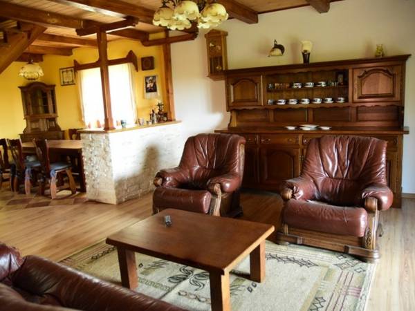 powrót do salonu, gdzie można pograć na pianinie