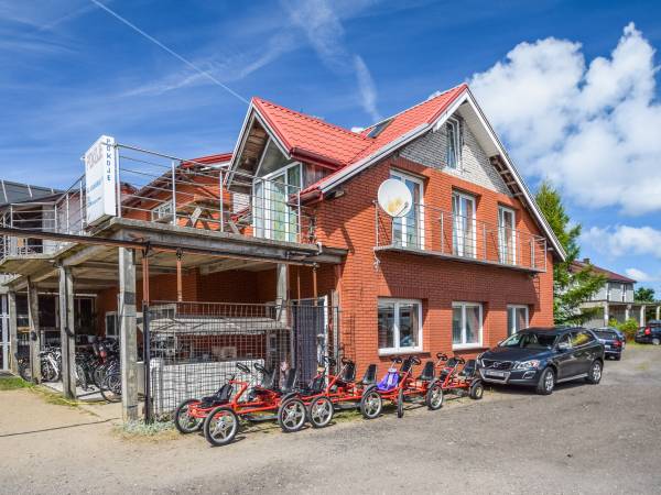 Dom z tarasami i balkonem.