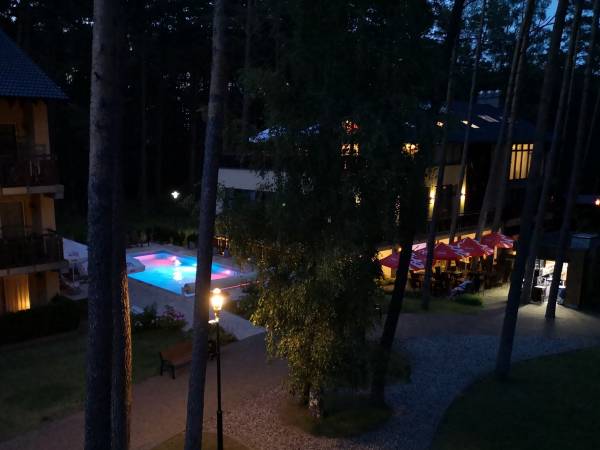 Basen i resturacja wieczorem