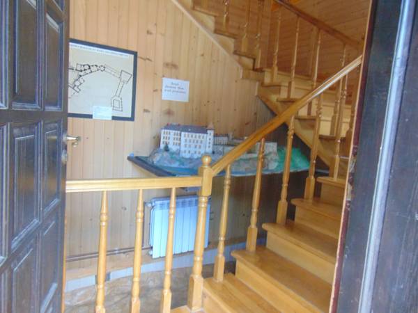 klatka schodowa w żółtym budynku