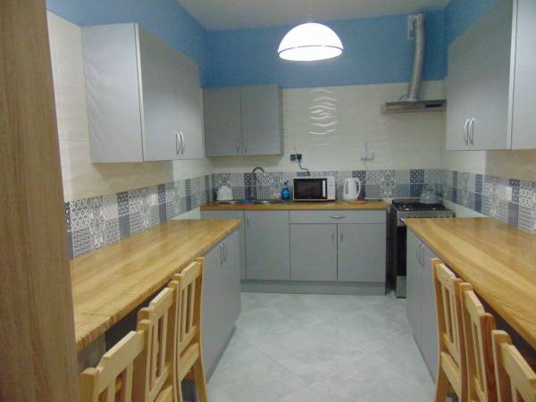 kuchna ogólna w budynku szarym