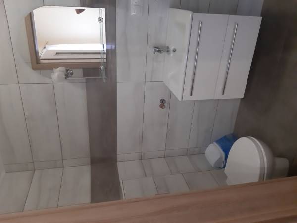 azienka w pokoju 3os w szarym budynku