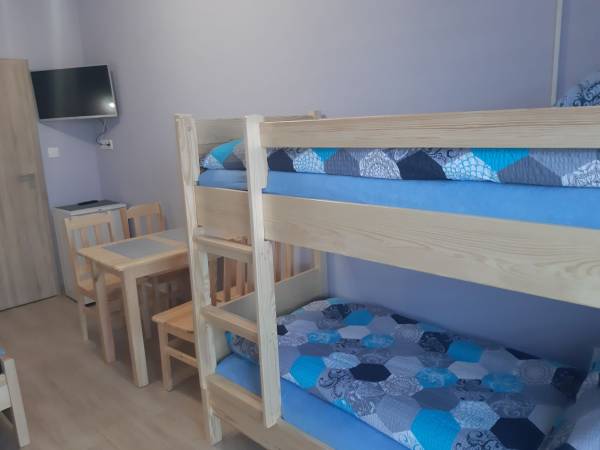 pokój czterosobowy w szarym budynku