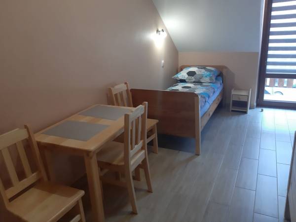 pokój trzyosobowy budynek szary