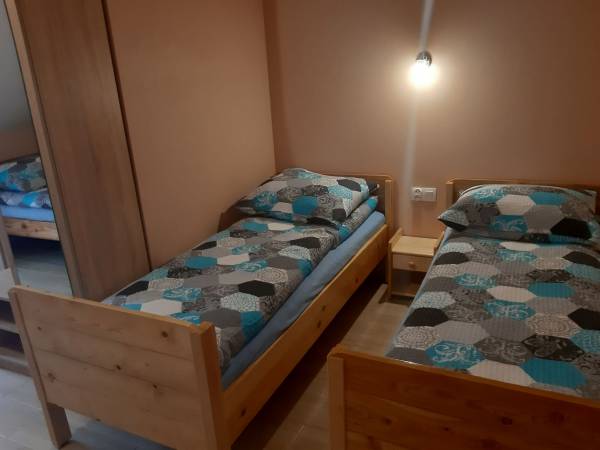 pokój trzyosobowy budynek szary