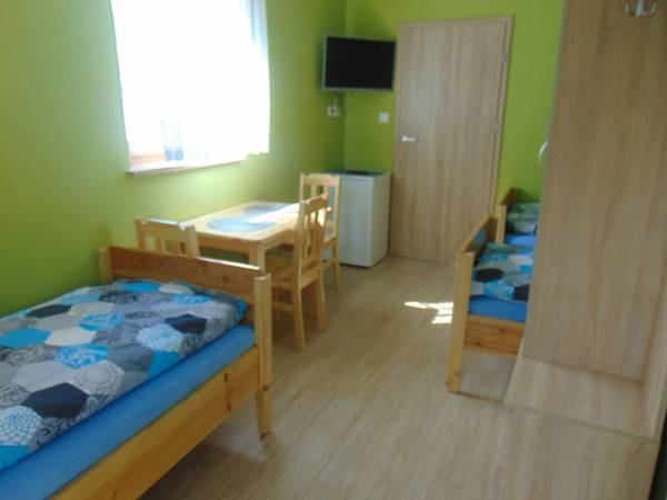 pokój trzyosobowy budynek szary