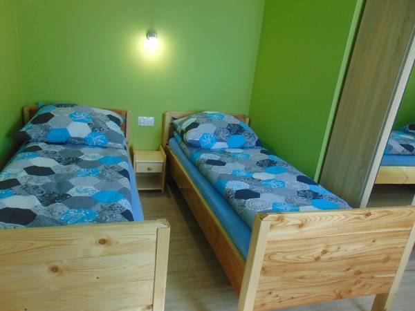 pokój trzyosobowy budynek szary